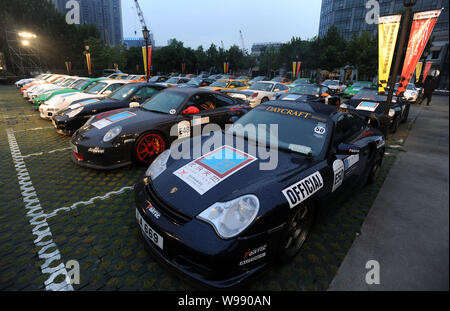 Porsche auto parcheggiate a Xintiandi Plaza a Wuhan, porcellane centrale provincia di Hubei, 30 settembre 2011. 50 Porsche macchine erano parcheggiate a Xintiandi Plaz Foto Stock