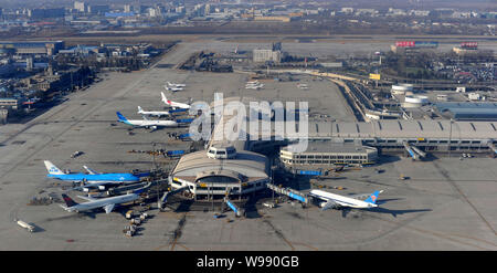 --FILE--Vista aerea del jet in corrispondenza del terminale 2 del Beijing Capital International Airport di Pechino, Cina, 17 gennaio 2011. Capitale di Pechino Foto Stock