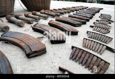 Vista di granate, cartuccia graffe e proiettili che sono stati trovati in un magazzino in Nanning, sud Chinas Guangxi Zhuang Regione autonoma, 9 Dicembre 20 Foto Stock