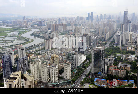 --FILE--Vista del cluster di grattacieli, alto ufficio e appartamento residenziale edifici nella città di Shenzhen, sud Chinas nella provincia di Guangdong, 11 Au Foto Stock