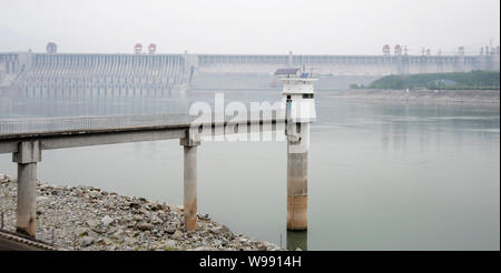 Una vista della diga delle Tre Gole, i mondi più grande progetto idroelettrico a Chongqing Cina, 13 maggio 2011. Una grave siccità lungo il fiume Yangtze Foto Stock