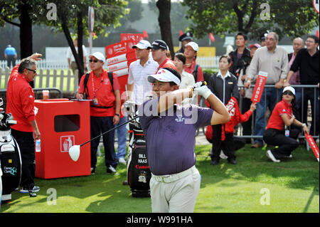 KJ Choi della Corea del Sud tees off nel primo giorno di concorrenza durante il 2011 il WGC-HSBC Champions torneo di golf al Sheshan International Golf Club Foto Stock