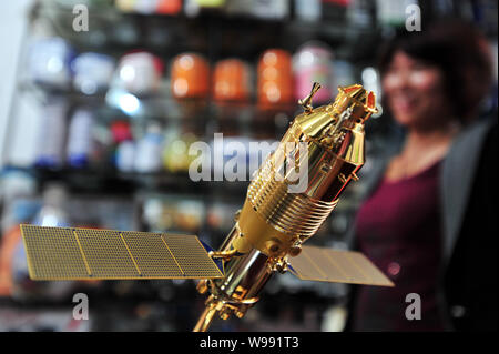 Un modello di Tiangong-1 spazio modulo di laboratorio è in vendita presso un negozio di cancelleria in Qingdao City East Chinas provincia di Shandong, 28 settembre 2011. Souve Foto Stock