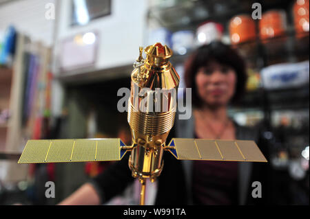 Un modello di Tiangong-1 spazio modulo di laboratorio è in vendita presso un negozio di cancelleria in Qingdao City East Chinas provincia di Shandong, 28 settembre 2011. Souve Foto Stock