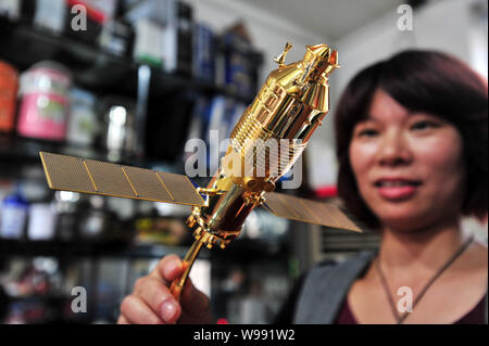 Un modello di Tiangong-1 spazio modulo di laboratorio è in vendita presso un negozio di cancelleria in Qingdao City East Chinas provincia di Shandong, 28 settembre 2011. Souve Foto Stock