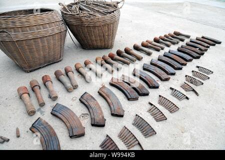 Vista di granate, cartuccia graffe e proiettili che sono stati trovati in un magazzino in Nanning, sud Chinas Guangxi Zhuang Regione autonoma, 9 Dicembre 20 Foto Stock