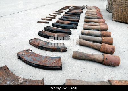 Vista di granate, cartuccia graffe e proiettili che sono stati trovati in un magazzino in Nanning, sud Chinas Guangxi Zhuang Regione autonoma, 9 Dicembre 20 Foto Stock