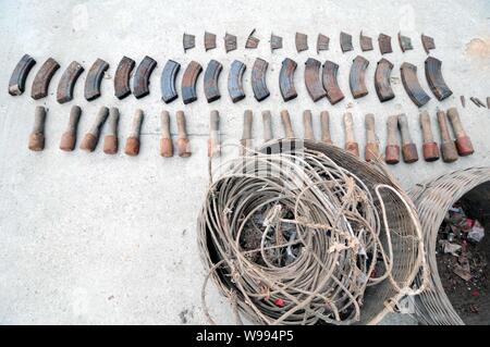 Vista di granate, cartuccia graffe e proiettili che sono stati trovati in un magazzino in Nanning, sud Chinas Guangxi Zhuang Regione autonoma, 9 Dicembre 20 Foto Stock