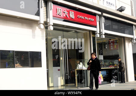 --FILE--pedoni a piedi passato un Chow Tai Fook gioielleria in Cina a Shanghai, 3 dicembre 2011. Chow Tai Fook Jewellery Group Ltd. cadde sul suo primo Foto Stock