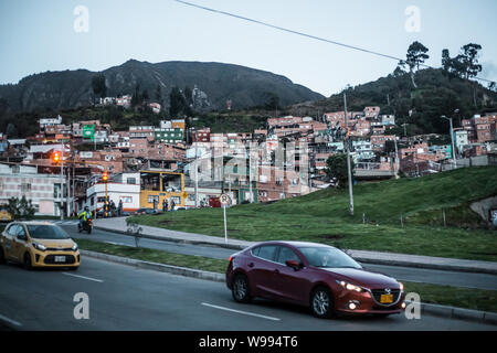 Meno sviluppato barrio costruito nella montagna della metropoli tentacolare di Bogotà, Colombia la città capitale della Foto Stock