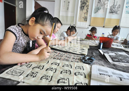 Gli studenti imparano la calligrafia in una classe in Zhouping, est Chinas provincia di Shandong, 29 agosto 2011. La calligrafia, il modo tradizionale di registrazione, è grad Foto Stock