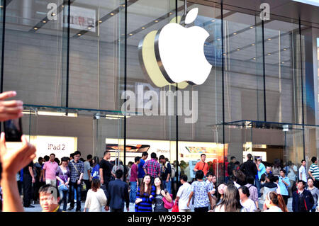 --FILE--pedoni a piedi passato l'Apple Store su Nanjing Road, la strada dello shopping di Shanghai, Cina, 24 settembre 2011. Gravi intossicazioni e pollut Foto Stock