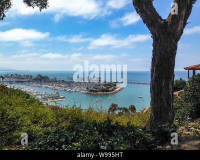 Dana Point, CA / Giugno 25, 2018: spettacolare vista delle barche a vela in Dana Point Porto e Marina, fotografati da colline sopra. Foto Stock