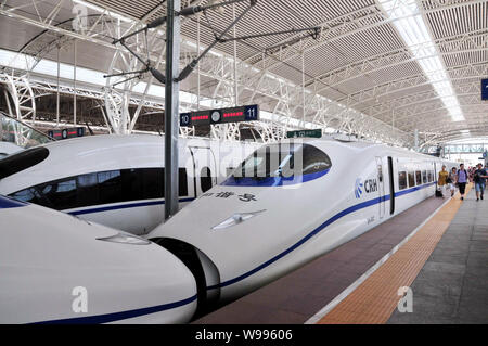 --FILE--CRH (Cina Ferrovia ad Alta Velocità i treni sono raffigurate in Nanjing Stazione ferroviaria nella città di Nanjing East Chinas provincia dello Jiangsu, 22 agosto 201 Foto Stock