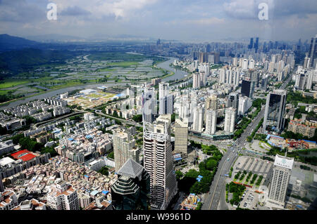 --FILE--Vista del cluster di grattacieli, alto ufficio e appartamento residenziale edifici nella città di Shenzhen, sud Chinas nella provincia di Guangdong, 11 Au Foto Stock