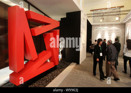 --FILE--cinese i homebuyers visitare lo stand di Vanke durante una fiera immobiliare in Cina a Shanghai, il 3 ottobre 2011. China Vanke Co. ha annunciato martedì Foto Stock