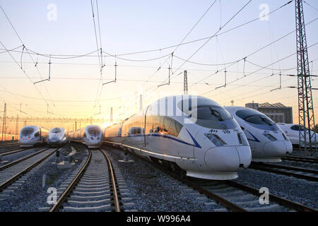 --FILE--CRH (Cina Ferrovia ad Alta Velocità i treni sono illustrati in un treno stazione di manutenzione, a Pechino, in Cina, 12 giugno 2011. Chinas debito-laden ministe Foto Stock