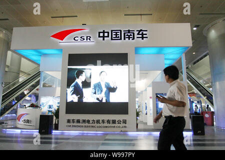 --FILE--un visitatore passeggiate passato un cavalletto di CSR Corporation nel corso di una fiera a Wuhan, porcellane centrale provincia di Hubei, 28 maggio 2011. La RSI Corporation intende Foto Stock