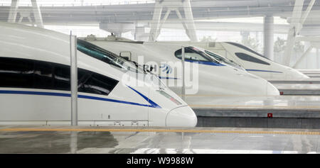 --FILE--CRH (Cina ferrovia ad alta velocità) bullet treni sono illustrati presso il Beijing Sud della Stazione Ferroviaria di Pechino, Cina, 11 luglio 2011. La Cina ha un Foto Stock