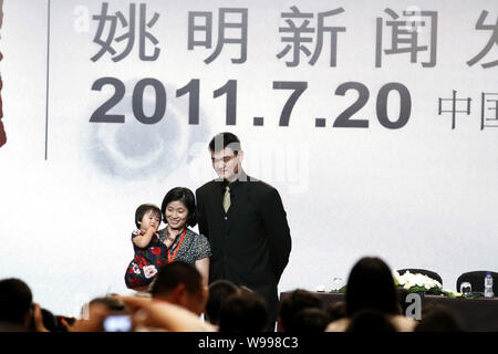 (Da destra) stella NBA Yao Ming e moglie Yaos, Li Ye, Yaos figlia, Yao Qinlei, sono raffigurate durante la stampa in Cina a Shanghai, 20 luglio 2011. Yao Foto Stock