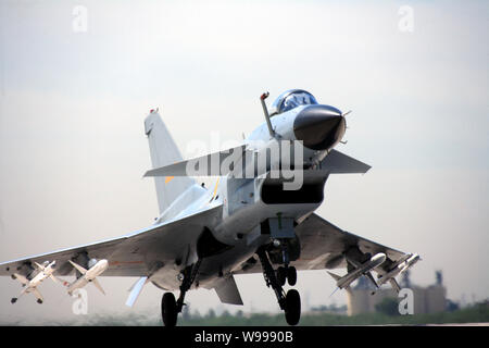 --File-- vista di un J-10 jet da combattimento a Pechino in Cina, 20 agosto 2009. La Cina ha detto venerdì (4 marzo 2011) le sue spese militari per il 2011 sarebbe ri Foto Stock