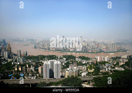 --File-- Vista di cluster di ufficio e di edifici residenziali a Chongqing Cina, 17 settembre 2010. La municipalità di Chongqing è quello di spendere 17 Foto Stock