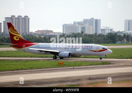 --File--un piano a getto di Hainan Airlines decolla presso l'Aeroporto Internazionale di Sanya Phoenix di Sanya, sud Chinas Hainan provincia, 3 ottobre 2011. Foto Stock