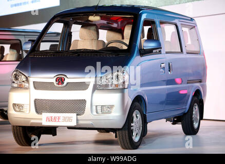 Il BAIC Weiwang 306 minivan sono illustrati nel corso di una cerimonia di lancio a Pechino in Cina, 29 marzo 2011. BAIC (Beijing Automotive Industry Corporation) Foto Stock