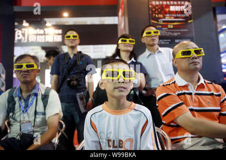 I visitatori di indossare gli occhiali 3D guardare un film in 3D durante il ventesimo Beijing International Radio, TV e Film Equipment Exhibition 2011, noto come BIRTV 2011, Foto Stock