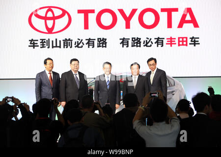 Akio Toyoda, centro, presidente e amministratore delegato di Toyota Motor Corporation e altri dirigenti della Toyota sono ritratte in occasione della quattordicesima Shanghai International Au Foto Stock