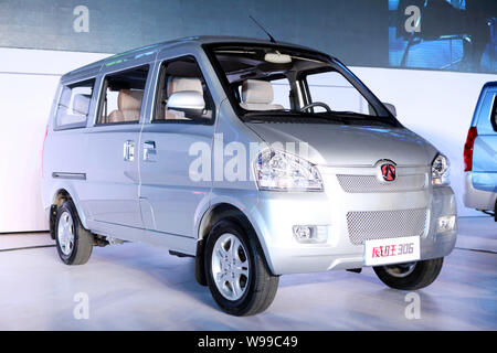 Il BAIC Weiwang 306 minivan sono illustrati nel corso di una cerimonia di lancio a Pechino in Cina, 29 marzo 2011. BAIC (Beijing Automotive Industry Corporation) Foto Stock