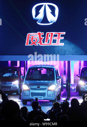 Il BAIC Weiwang 306 minivan sono illustrati nel corso di una cerimonia di lancio a Pechino in Cina, 29 marzo 2011. BAIC (Beijing Automotive Industry Corporation) Foto Stock