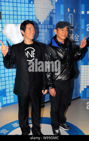 Kungfu cinese Star Jet Li (a destra) pone con la sua figura di cera al Madame Tussauds a Shanghai in Cina, 19 gennaio 2011. Foto Stock