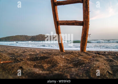 Scaletta di legno nella sabbia in spiaggia venao Foto Stock