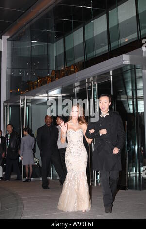 Hong Kong cantante Coco Lee è raffigurato in un albergo a Hong Kong, Cina, 27 ottobre 2011. Alcuni giorni fa un set di cantante Coco fecce foto di nozze è stato Foto Stock