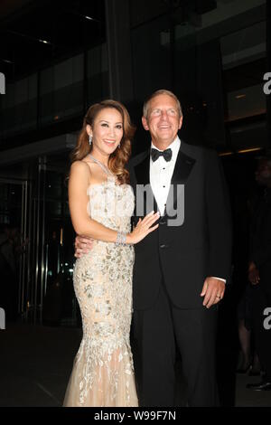 Hong Kong cantante Coco Lee e suo marito Bruce Rockowitz pongono in un albergo a Hong Kong, Cina, 27 ottobre 2011. Alcuni giorni fa un set di cantante Coco Foto Stock