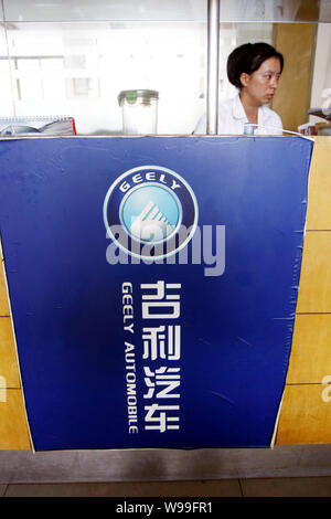 --File--un personale cinese è raffigurato in una concessionaria Geely in Cina a Shanghai, 4 agosto 2010. Chinas Geely Automobile Holdings Ltd ha annunciato che Foto Stock