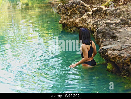 Cardwell Spa piscine FT turchesi acque minerali acque colorato si trova in stato di Cardwell foresta tra Townsville e Cairns, North Queensland Australia Foto Stock