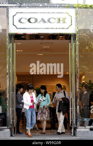 I clienti cinesi lasciare un pullman boutique a Hong Kong Plaza in Cina a Shanghai, 12 maggio 2010. Coach Inc, Stati Uniti-basato borsetta e accessori ri Foto Stock