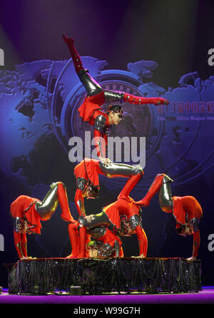 Acrobati eseguire durante il XIII Cina Wuqiao Festival Internazionale del Circo nella città di Shijiazhuang, porcellane del nord nella provincia di Hebei, 23 ottobre 2011. Di più Foto Stock