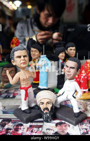 Figurine di Osama bin Laden, George Bush e Barack Obama sono in vendita in un negozio presso il mercato dei prodotti del Giardino di Yu in Cina a Shanghai, 3 maggio 20 Foto Stock