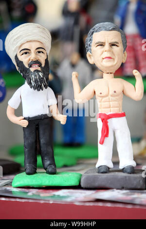 Figurine di Osama bin Laden e George W Bush sono in vendita in un negozio presso il mercato dei prodotti del Giardino di Yu in Cina a Shanghai, 3 maggio 2011. Negozio di souvenir Foto Stock