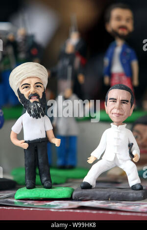 Figurine di Osama bin Laden, George Bush e Barack Obama sono in vendita in un negozio presso il mercato dei prodotti del Giardino di Yu in Cina a Shanghai, 3 maggio 20 Foto Stock