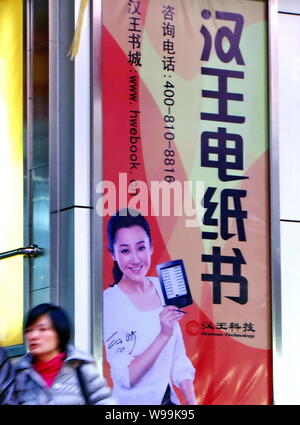 --File--A passeggiate a piedi passato un annuncio per Hanvon Technology in Cina a Shanghai, 6 dicembre 2011. Azioni di porcellane più grande e-reader maker, Foto Stock