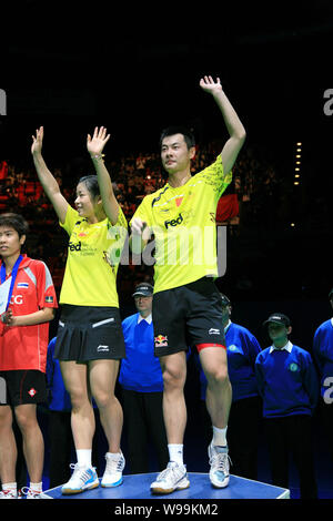 Chinas Xu Chen (destra) e Ma Jin celebrare la loro vittoria durante la cerimonia di premiazione si terrà dopo il doppio misto finale del Badminton tutti Inghilterra aprire Cha Foto Stock