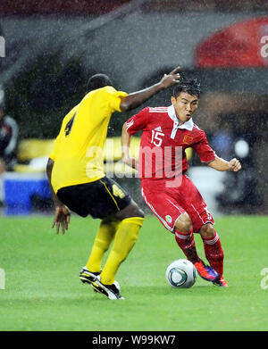 Chinas Yu Hanchao, destra, sfide Shavar Thomas della Giamaica in un amichevole partita di calcio prima della Coppa del Mondo 2014 qualificazioni a Hefei ci Foto Stock