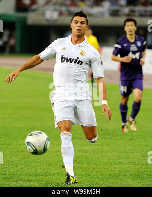 Cristiano Ronaldo del Real Madrid dribbling contro il Tianjin Teda durante un amichevole partita di calcio di Tianjin, Cina, 6 agosto 2011. Real Madrid battere Tia Foto Stock