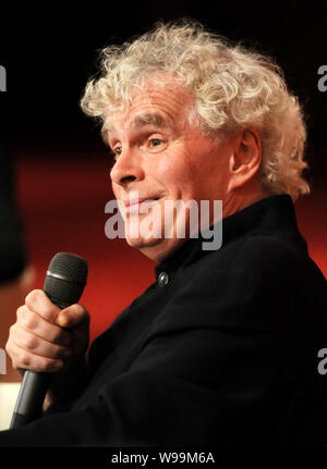 Sir Simon Rattle, direttore principale della Filarmonica di Berlino, parla nel corso di una conferenza stampa per il concerto di Pechino della Filarmonica di Berlino su i Foto Stock