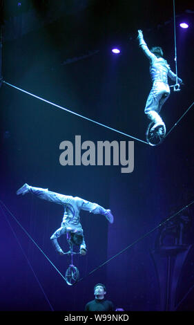 Acrobati eseguire durante il XIII Cina Wuqiao Festival Internazionale del Circo nella città di Shijiazhuang, porcellane del nord nella provincia di Hebei, 23 ottobre 2011. Di più Foto Stock