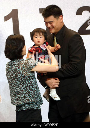 (Da destra) stella NBA Yao Ming e figlia Yaos, Yao Qinlei, sono raffigurate durante la stampa in Cina a Shanghai, 20 luglio 2011. Yao Ming formalmente anno Foto Stock